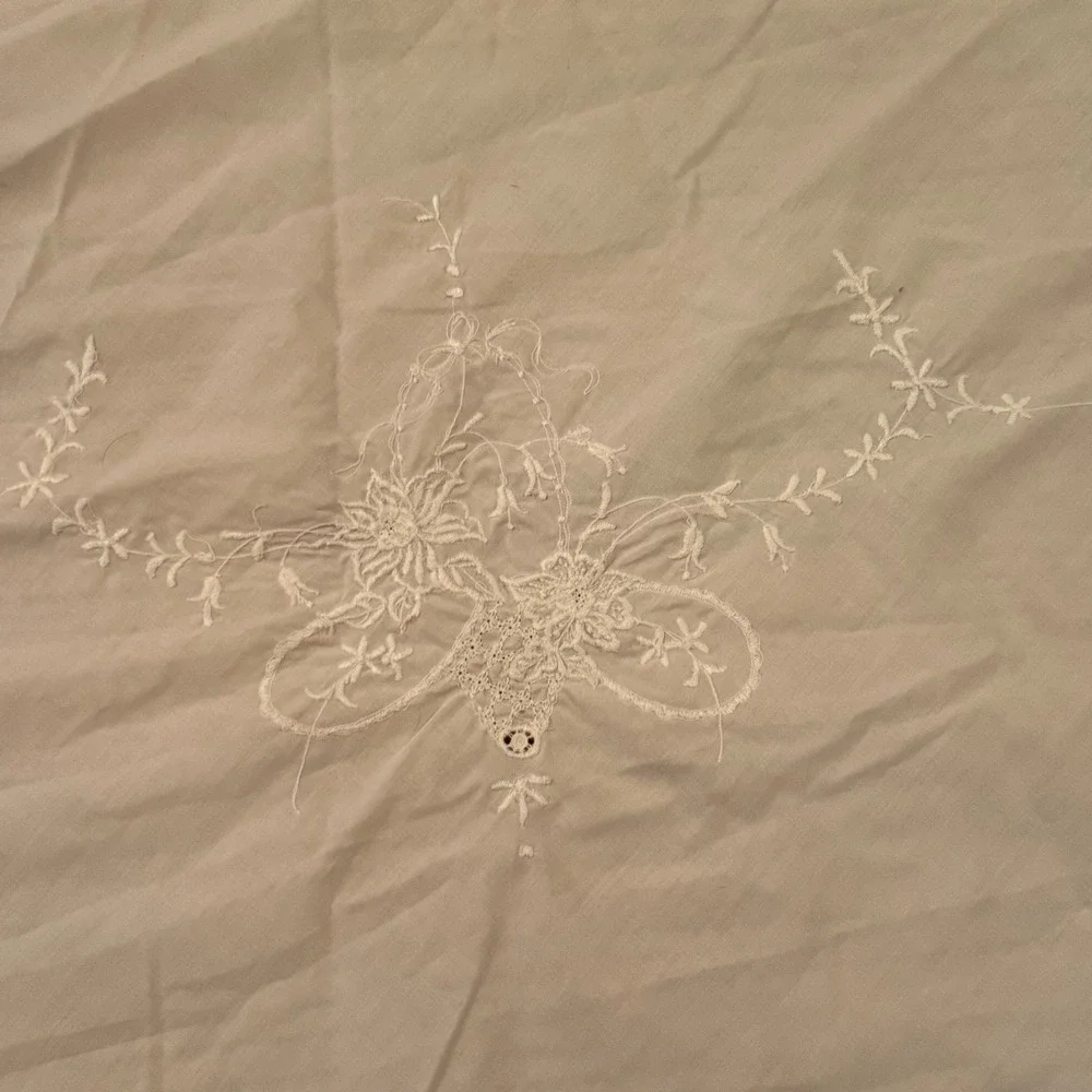 2.8.6 White Round Embroidered Floral Tablecloth 69
